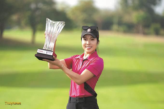 Impeccable Angelina putts to perfection