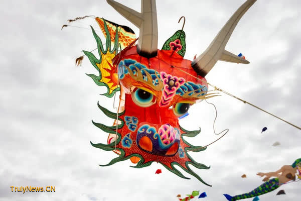 Kites bridge people in China and France