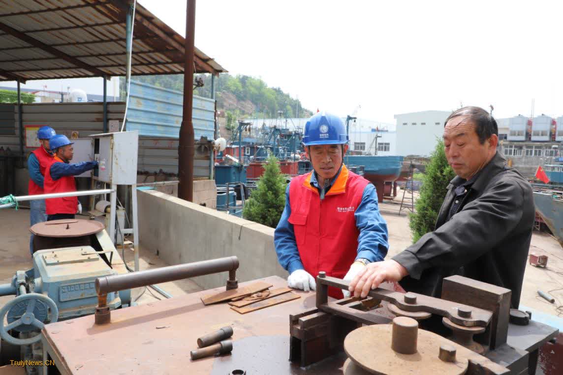 State Grid Weihai Power Supply offers voluntary service to fishermen