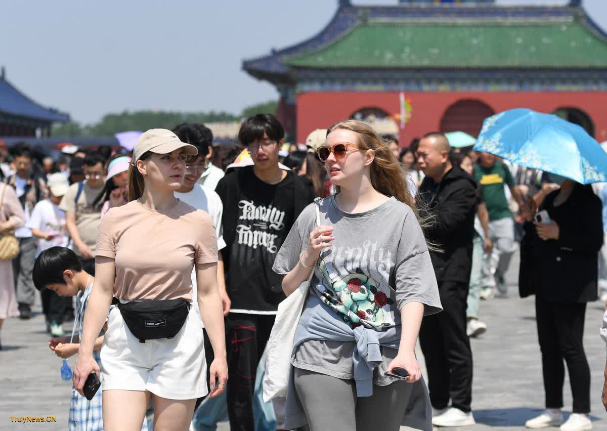 May Day holiday travel boom attests to potential of consumption and tourism