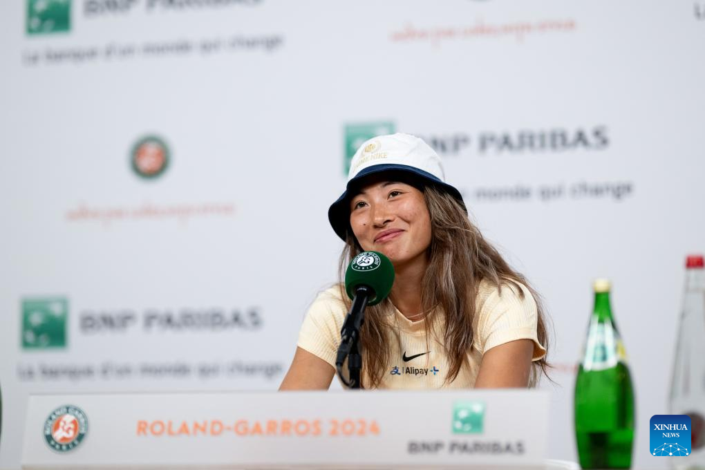 Zheng cruises into French Open 2nd round as Cornet retires in tears