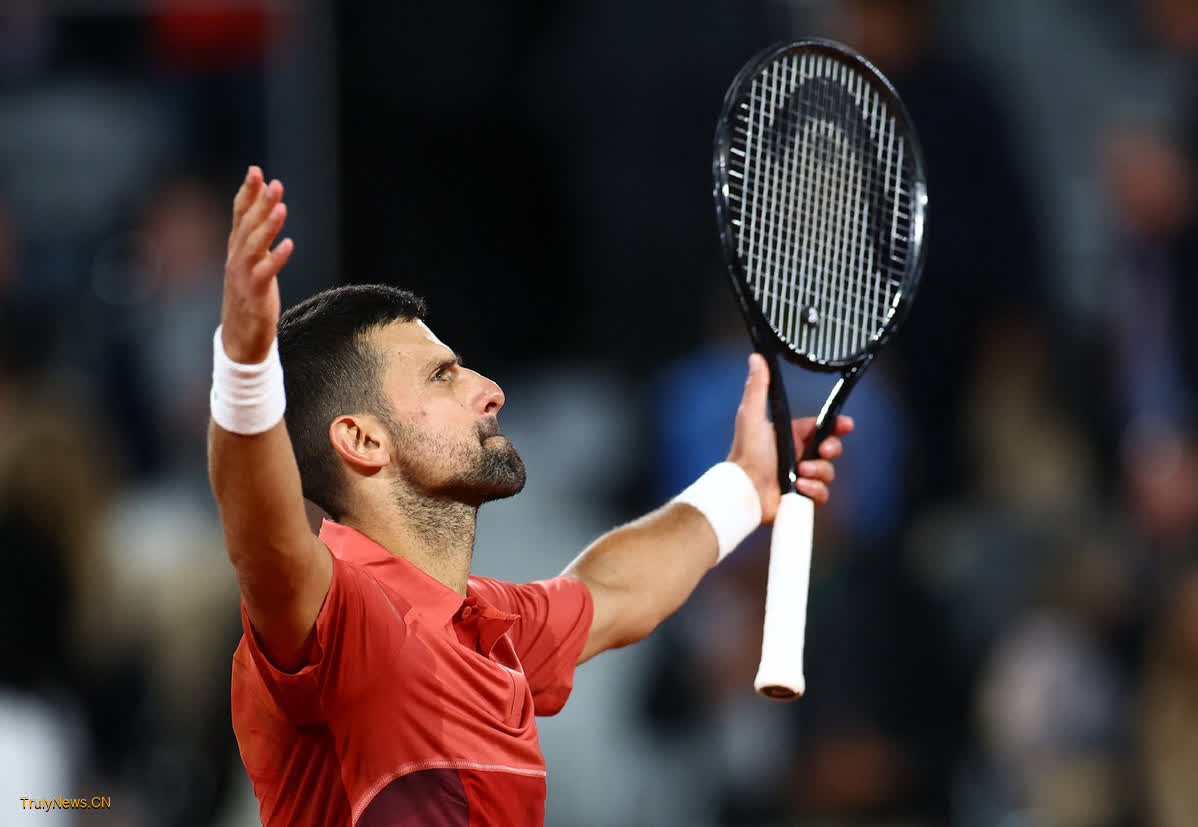 Djokovic, Sabalenka advance at French Open with straight-set wins