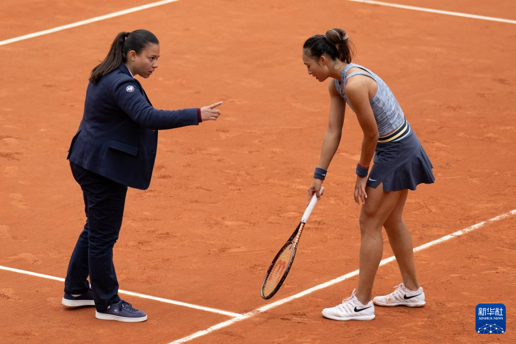 Zheng falls in dramatic rain-delayed three-setter with controversial call at French Open