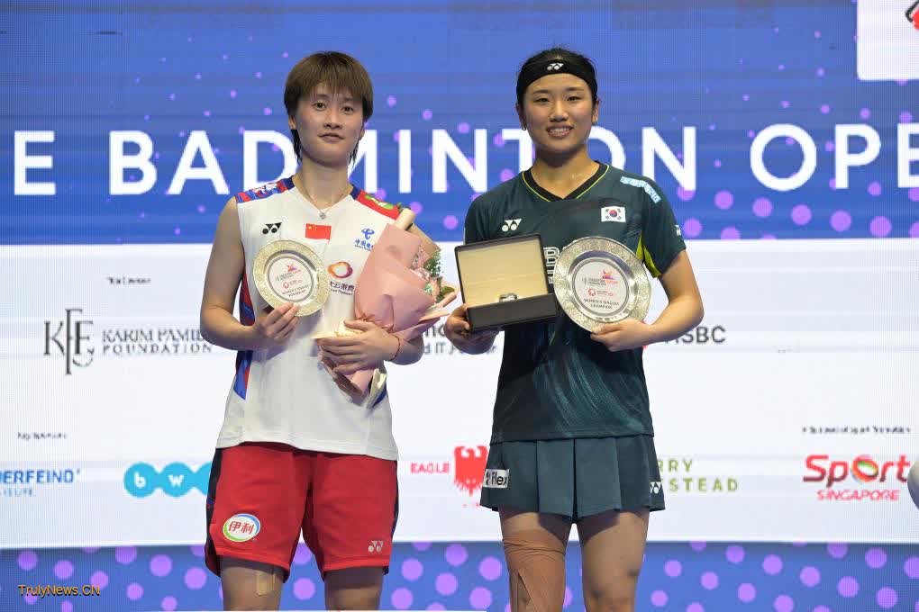 Chinese shuttlers claim 4 golds at Singapore Open