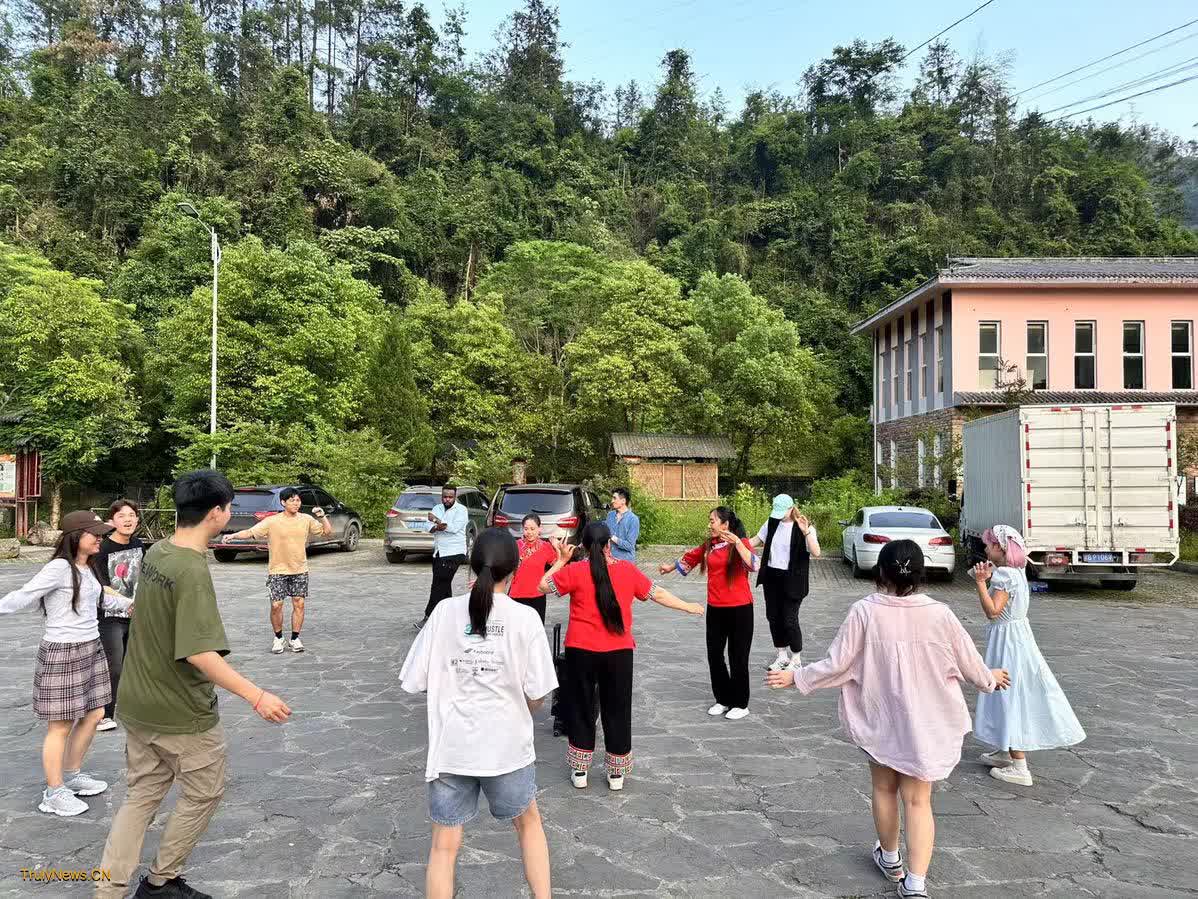 International youth embrace Tujia village