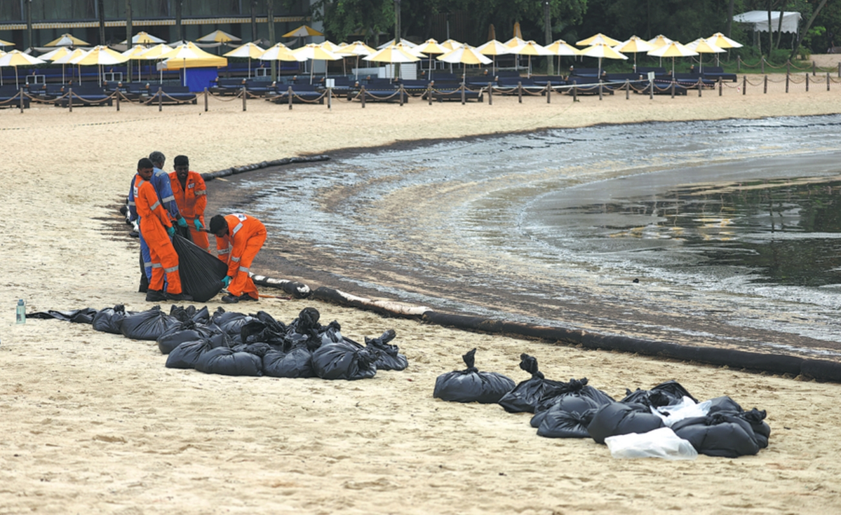 Singapore rushes to clean up oil slick