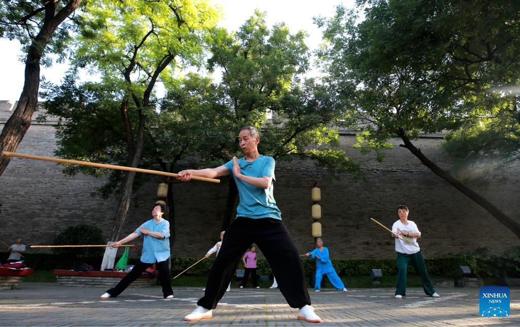 Sports life around the acient city wall in Xi’an, China