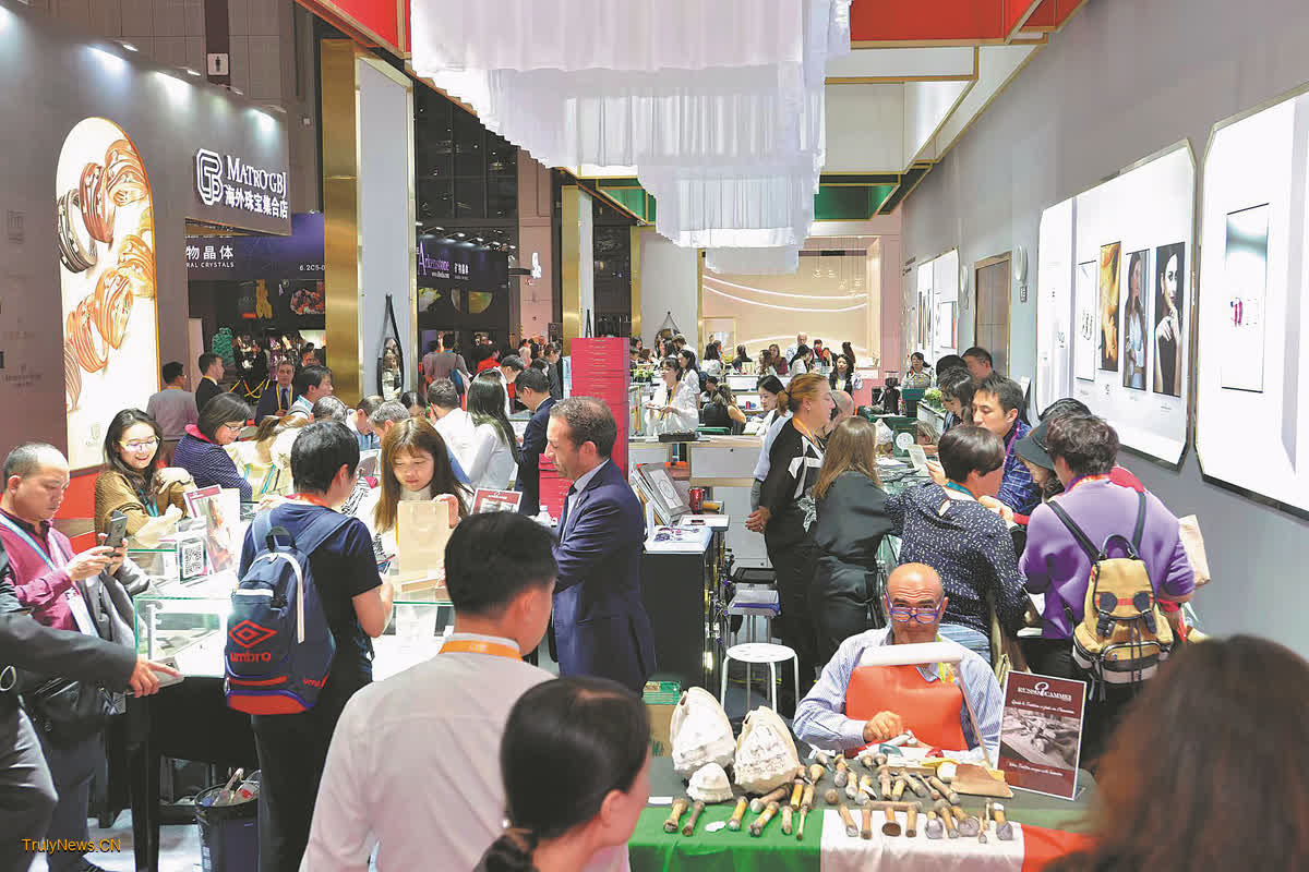 Italian businesses use CIIE platform to expand in China market