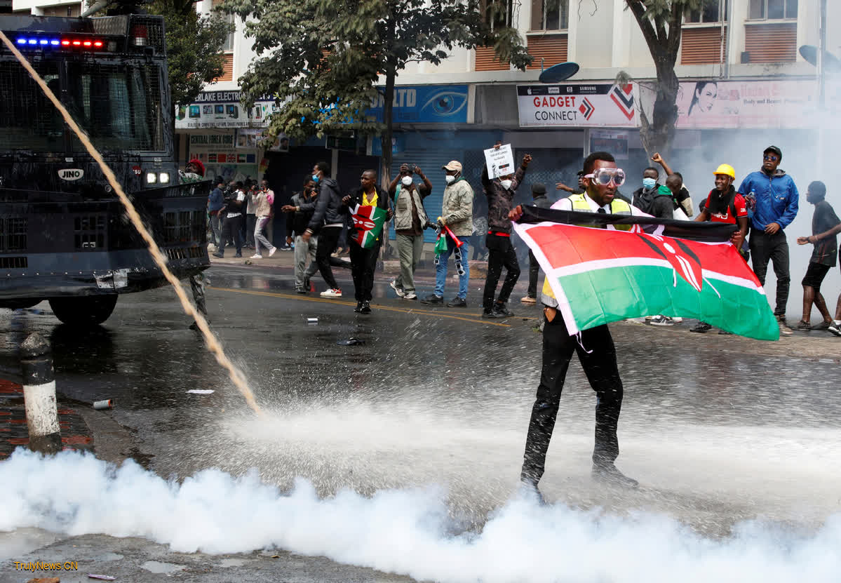 Police open fire on demonstrators attempting to storm Kenya parliament