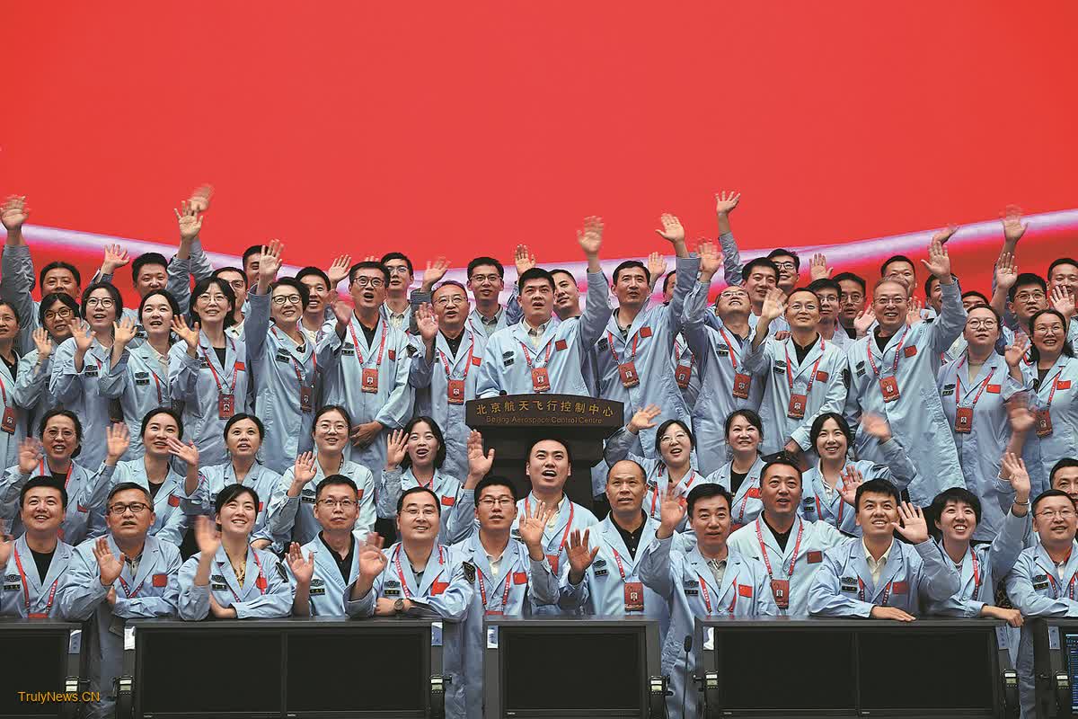 Xi hails success of lunar mission