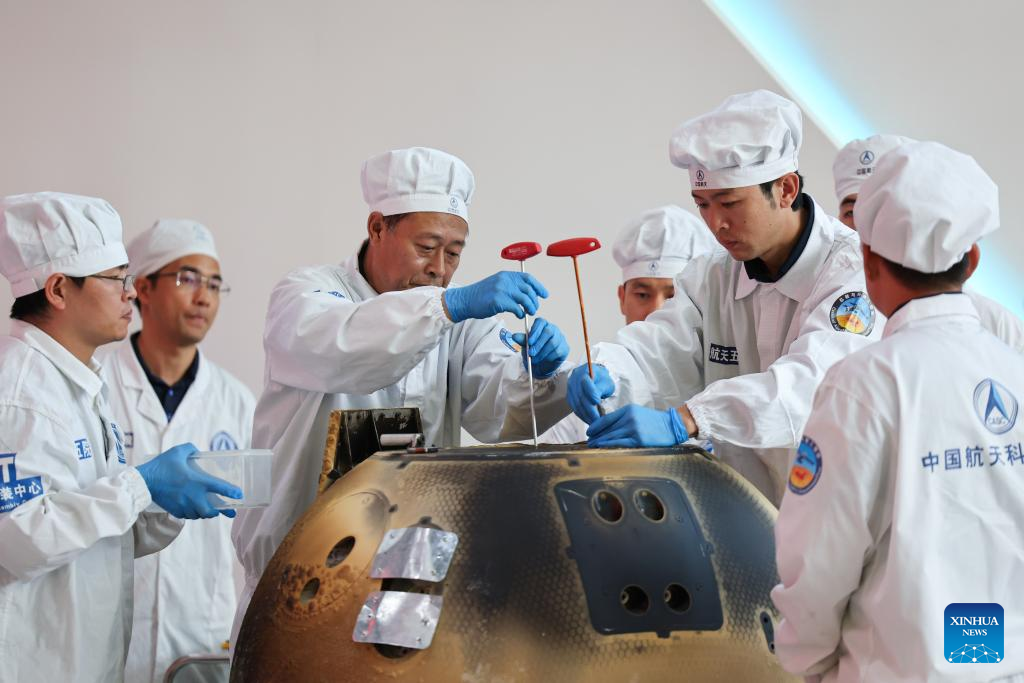 Returner of Chang’e-6 lunar probe opened after arrival in Beijing