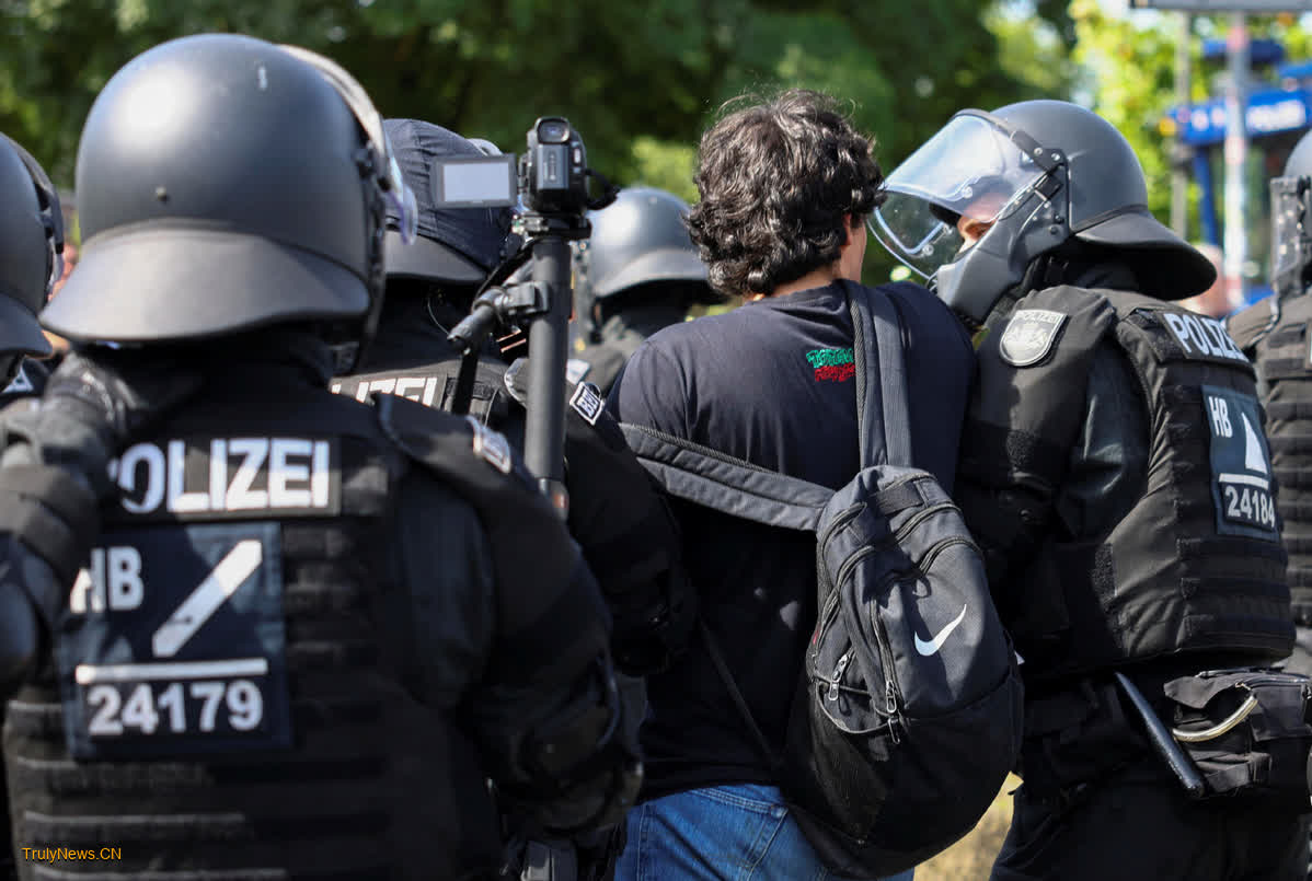 Two police officers seriously injured in protest against AfD in Germany