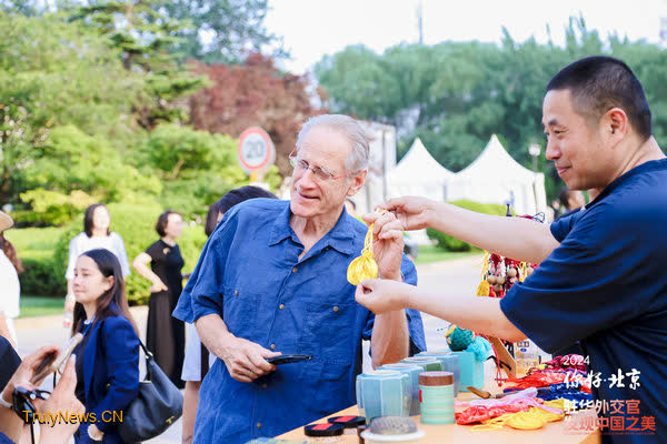 Foreign diplomats immerse themselves in Beijing’s cultural splendor