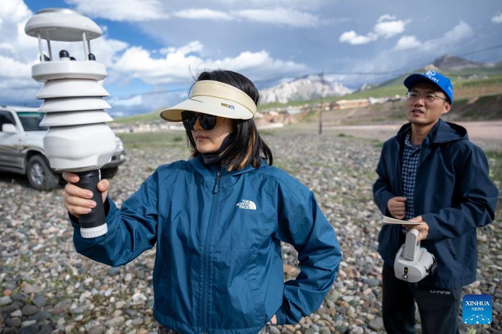 Chinese scientists work during expedition in Sanjiangyuan area