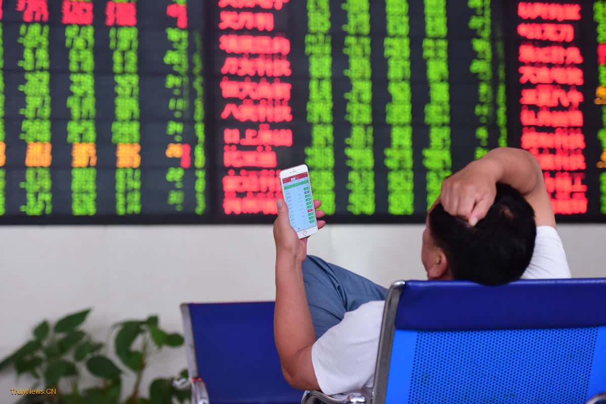 Chinese shares close higher Wednesday