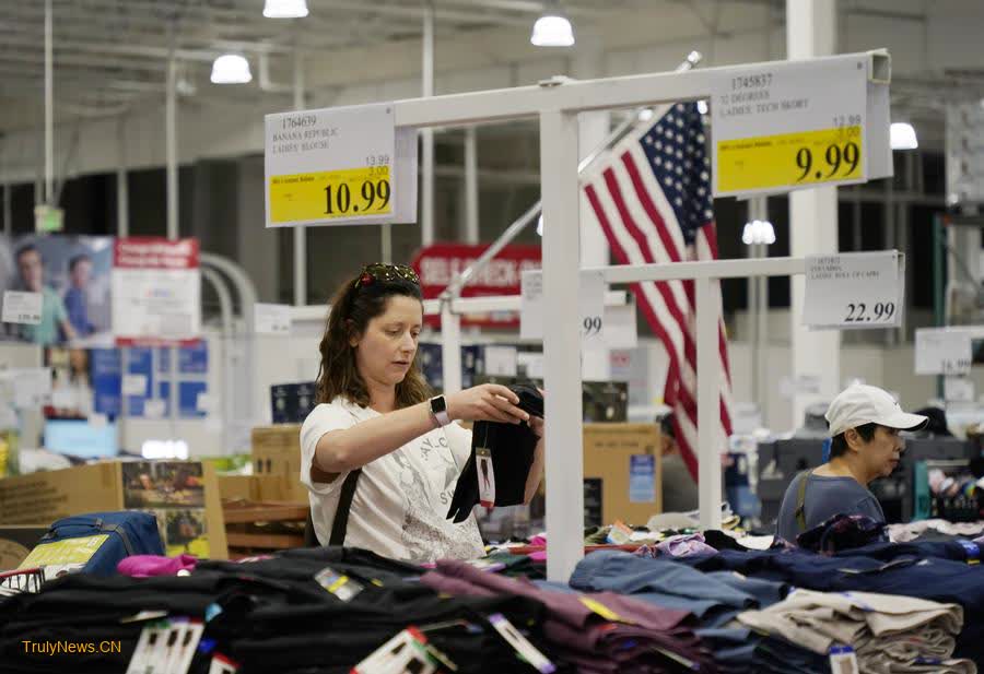 U.S. consumer confidence edges up in July amid concerns about higher prices