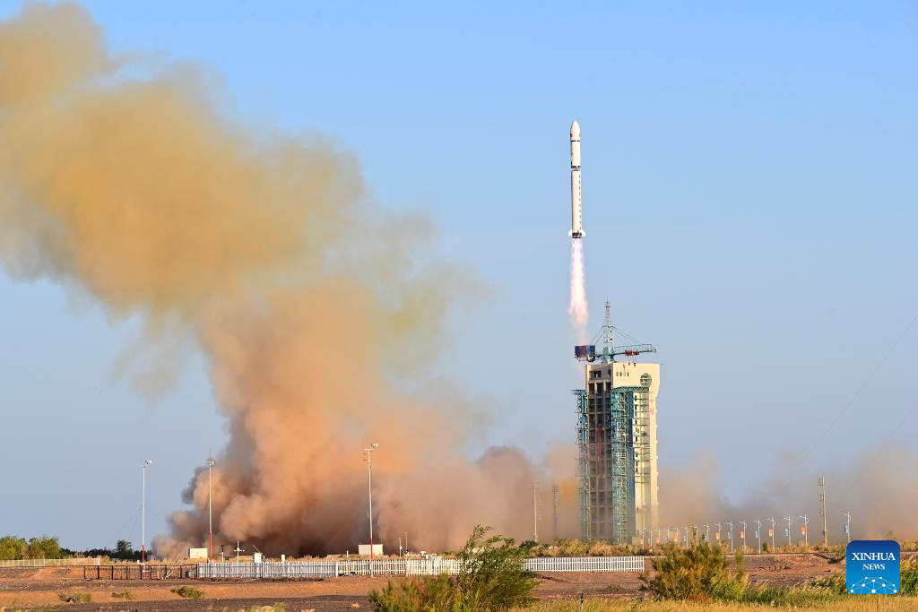 China launches first reusable, returnable test satellite