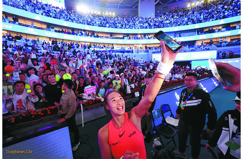 China’s dancing ‘Queen’ delights record crowd