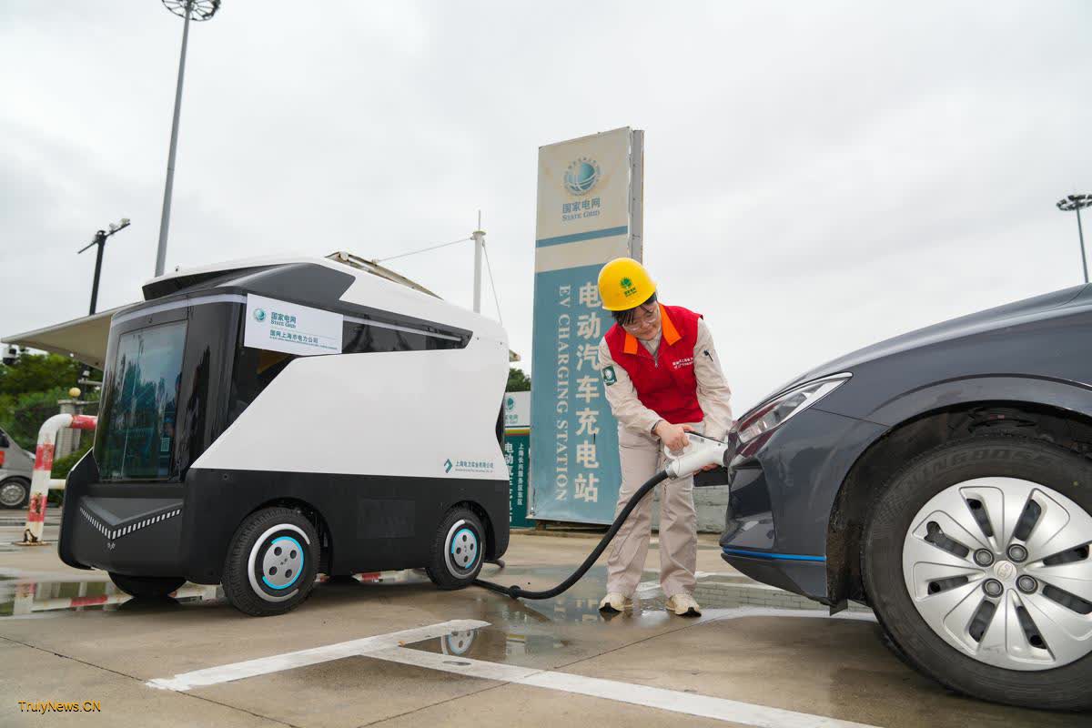 Intelligent mobile charging robots prepare for National Day rush