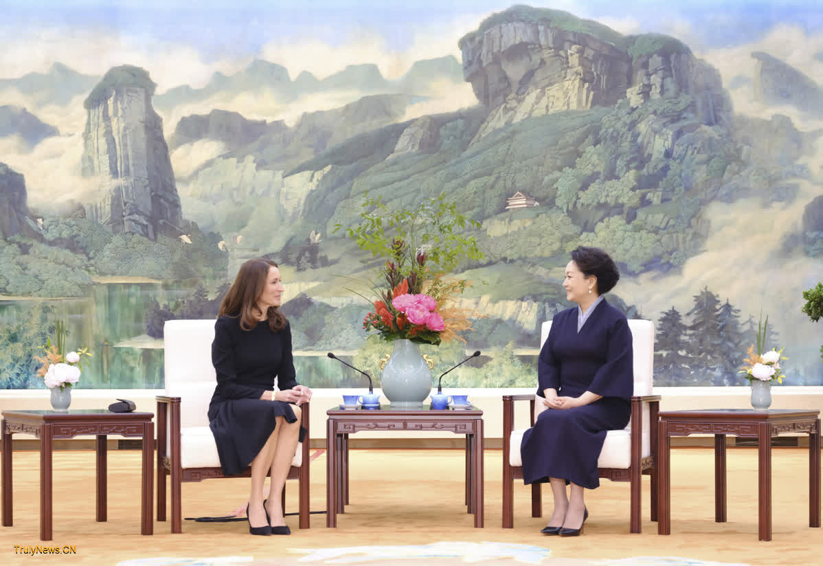 Peng Liyuan chats over tea with wife of Finnish president