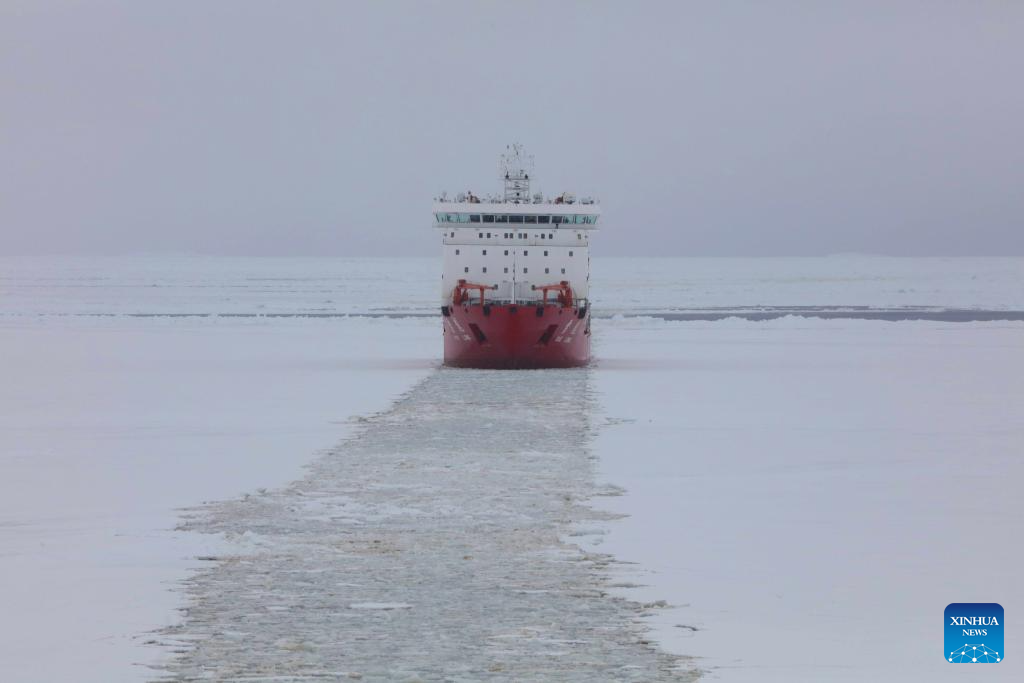 China’s research icebreakers carry out icebreaking operations in Antarctica