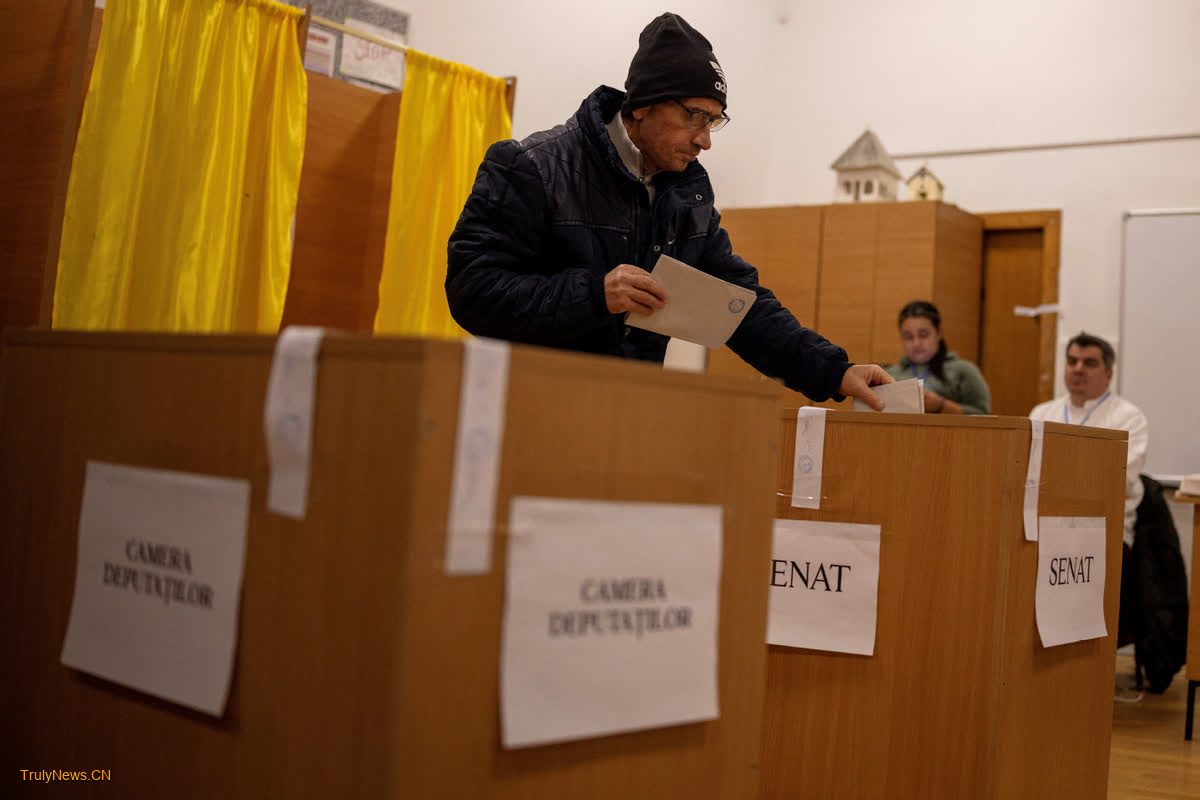 Romanians vote for new parliament as presidential race pending