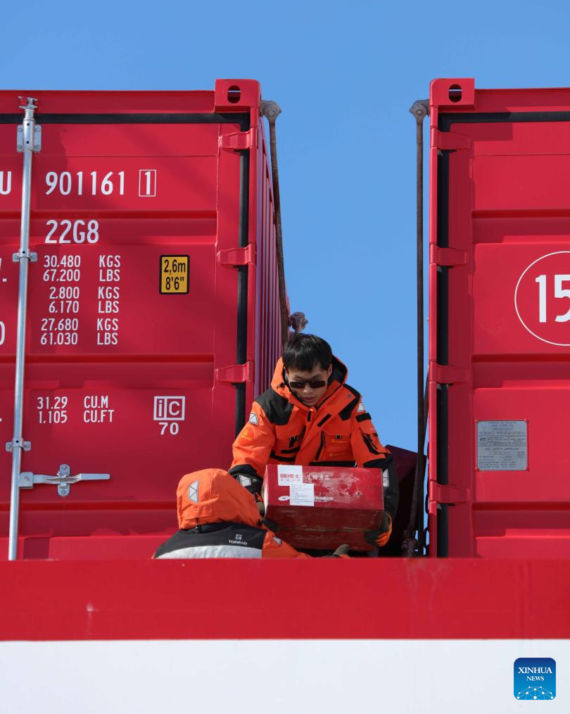 China’s 41st Antarctic Expedition team carries out unloading operations surrounding Zhongshan Station