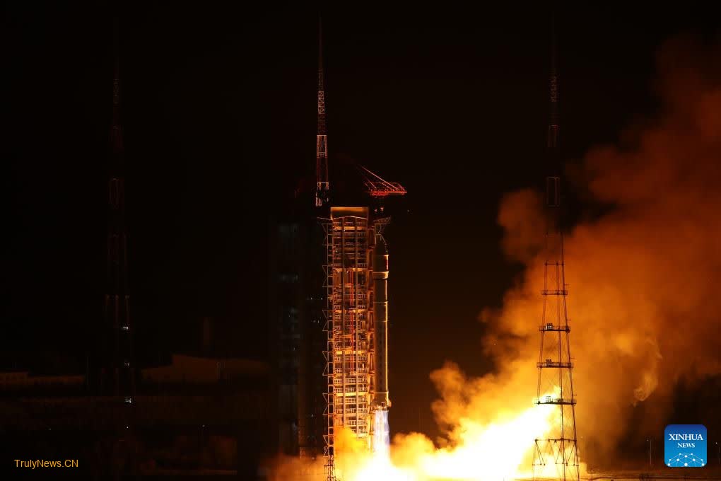 China launches new satellite group